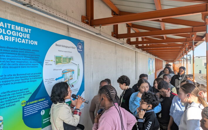 Un groupe scolaire en pleine visite pédagogique sur la passerelle du SIAH. Crédits photo : SIAH