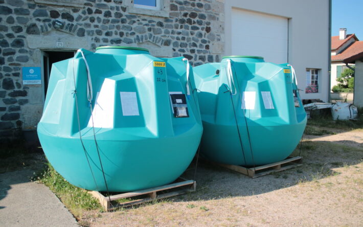 Destinés à être enterrés, les modèles de cuves de récupération d’eau de 5 m3 sont équipés de pompes - Crédits photo : Banque des Territoires