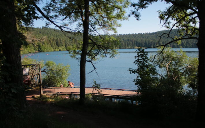 Durant la période de sécheresse en 2022, la commune du Bouchet-Saint-Nicolas a été autorisée à pomper l’eau du lac sur la commune - Crédits photo : Banque des Territoires