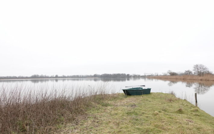 Une barque, qui sert au pisciculteur pour l’inspection de son étang - Crédit photo : Banque des Territoires