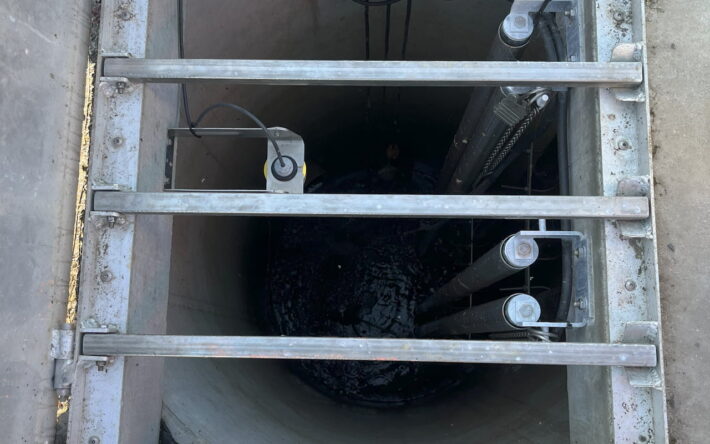 L’eau traitée par les lits est acheminée dans un poste de récupération puis traitée au chlorure ferrique dans une chambre de mélange, avant de passer par un décanteur lamellaire qui séparer les boues physicochimiques de l’eau claire - Crédit photo : Claire Pourprix