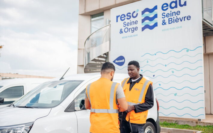 Échanges entre des techniciens devant les locaux des régies Eau Seine & Bièvre et RESO - Crédits photos : Emmanuel Linel