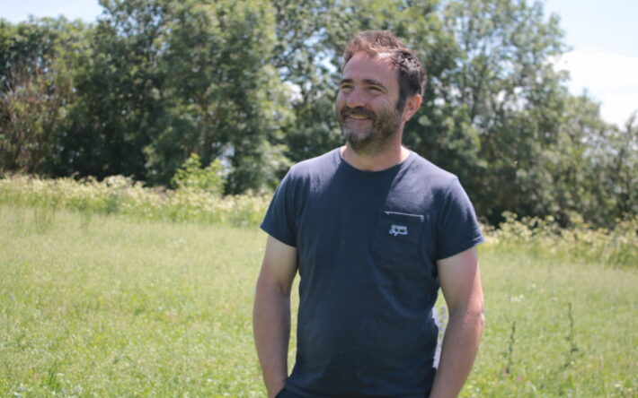 Très engagé dans le groupe Écophyto, Emmanuel Volle, agriculteur bio à Salettes, est propriétaire de 120 hectares, dont 60 labourables, et possède un élevage de 400 brebis - Crédits photo : Banque des Territoires