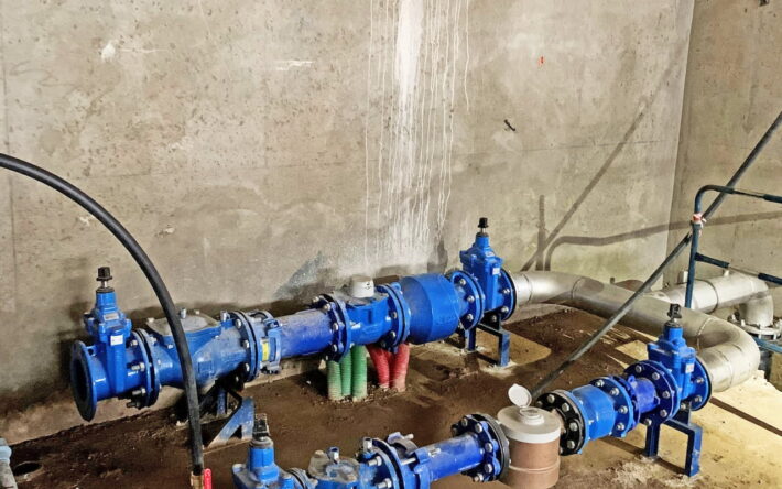Remise en état de deux dispositifs de comptage de la Maison d’Arrêt à Fleury-Mérogis en 2022. Crédit photo : Eau Cœur d’Essonne