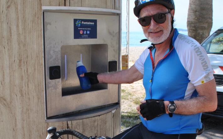 La fontaine qui distribue de l’eau plate et pétillante est largement plébiscitée par les sportifs qui circulent sur le front de mer de Cagnes-sur-Mer - Crédits photo : Banque des Territoires