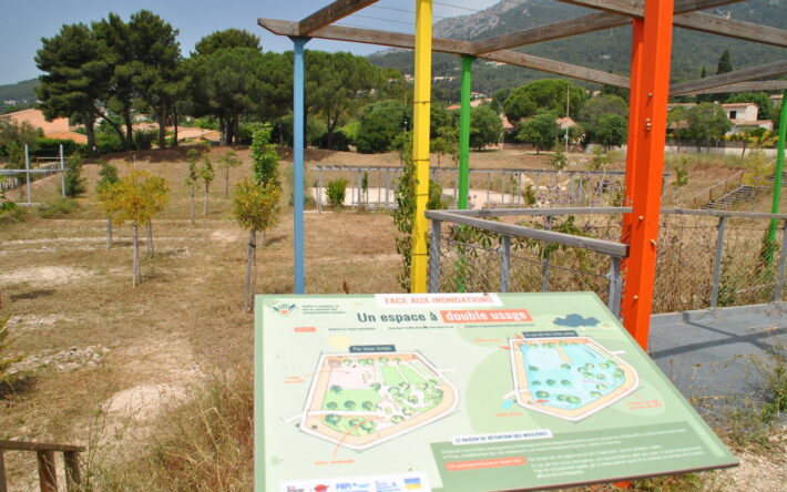 L’aire de jeu de boules située sur la commune de La Valette du Var est plébiscitée par les usagers tout au long de l’année et sert de bassin écrêteur lors des fortes pluies. Crédit photo : Banque des Territoires