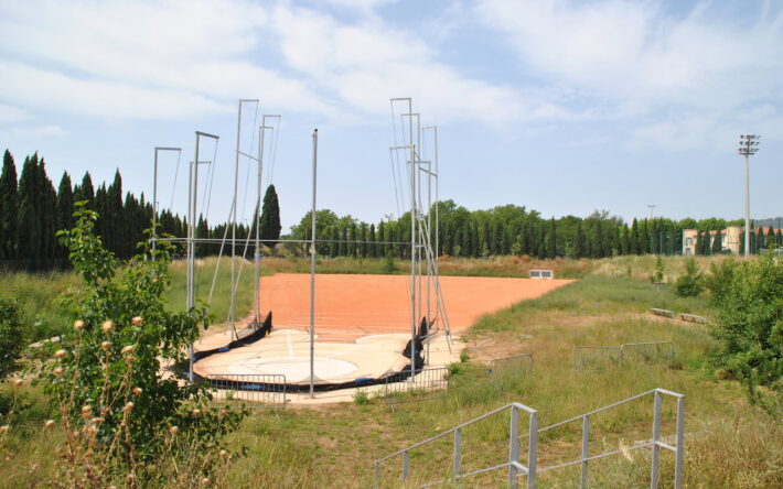 L’aire de lancer de poids à La Garde est située à quelques centaines de mètres du ruisseau La Planquette et devient un bassin écrêteur de crues en cas de fortes pluies. Crédit photo : Banque des Territoires