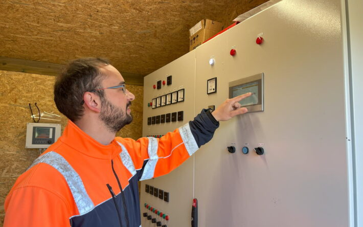 L’automate permet de gérer tous les réglages de la station et donne une vision globale de son fonctionnement (compteurs journaliers, volumes cumulés, temps de pompes…) - Crédit photo : Claire Pourprix