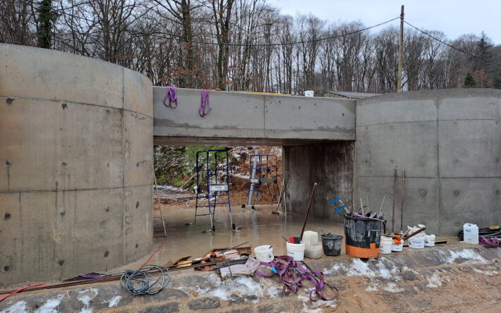 Construction d’un nouveau ponceau. Crédit photo : Communauté Urbaine Creusot Montceau