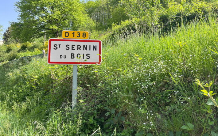 Entrée de ville de Saint-Sornin-du-Bois.  Crédit photo : Claire Pourprix