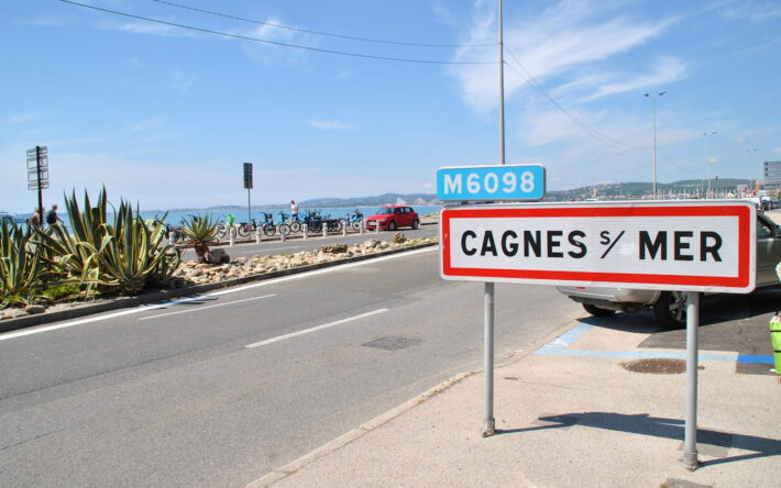 Le panneau d'entrée de la ville côtière de Cagnes-sur-Mer située au sein de la métropole de Nice - Crédits photo : Banque des Territoires