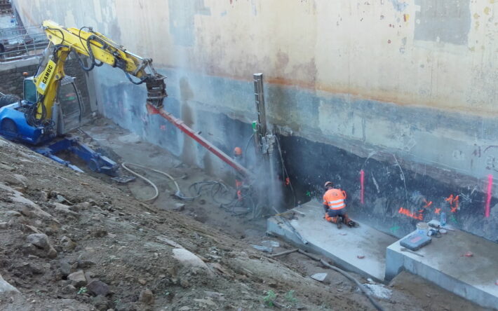 Travaux sur la plinthe du barrage. Crédit photo : Communauté Urbaine Creusot Montceau