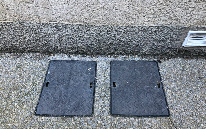 Les trappes qui donnent accès aux compteurs d’eau des maisons dans les rues de Rémuzat - Crédit photo : Banque des Territoires