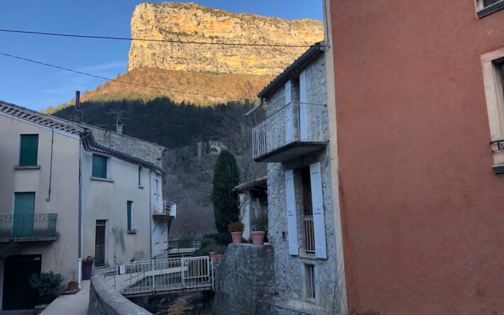 Le rocher du Caire qui domine Rémuzat - Crédit photo : Banque des Territoires