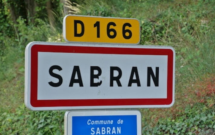 Le panneau d'entrée de la commune de Sabran - Crédit photo : Banque des Territoires