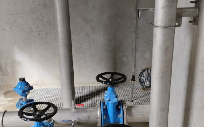 La robinetterie située à l'intérieur de la chambre de vannes - Crédit photo : Banque des Territoires