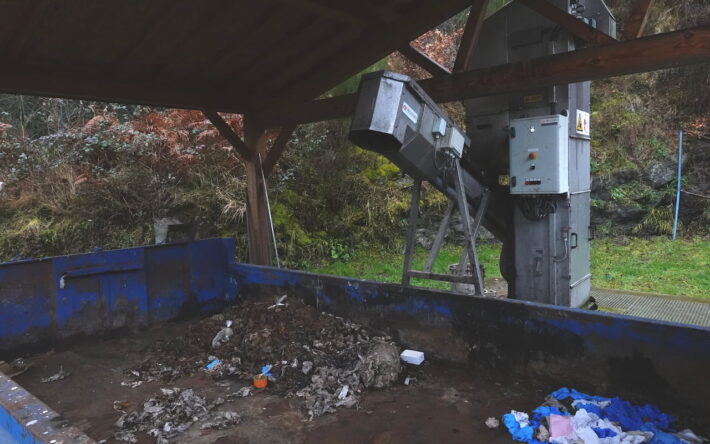 Contenu de la benne de tri du dégrilleur automatique. Les lingettes constituent un obstacle au bon fonctionnement des réseaux d’eaux usées - Crédit photo : Banque des Territoires