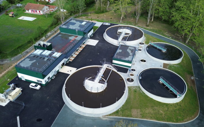La nouvelle station d'épuration de Saint-Pée-sur-Nivelle bénéficie d'équipements de pointe pour traiter les eaux usées des communes de Saint-Pée-sur-Nivelle et Sare - Crédit photo : Banque des Territoires
