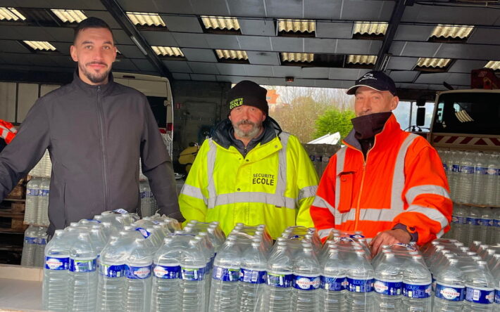 Elus, agents municipaux et bénévoles se sont relayés pour la distribution d’eau quotidienne : 3 litres d’eau par personne. Crédit photo : Banque des Territoires
