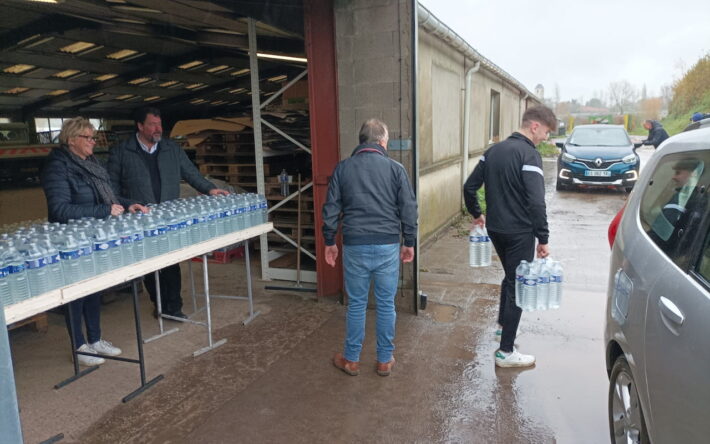 A Samer, le délégataire Veolia a mis à disposition des bouteilles d’eau dès l’arrêt de l’alimentation en eau potable. Crédit photo : Ville de Samer
