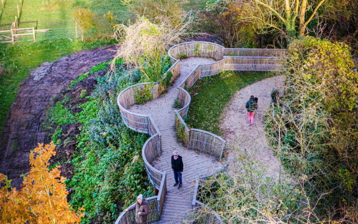 Un observatoire a été installé en surplomb, à proximité de la zone, pour  permettre aux promeneurs d’observer le retour de la nature. 
Crédit photo : MEL
