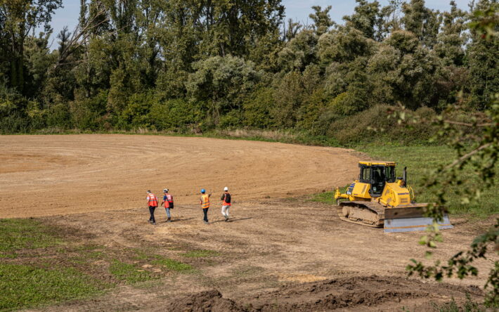 Le terrassement de 7 500 m3 de terres, exportées sur  un champ agricole voisin, a permis la remise en eau d’une zone de prairies de 1,4 hectare. 
Crédit photo : MEL