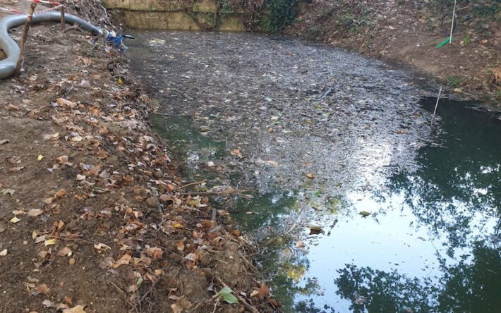 Fossé d’infiltration, alimenté par un siphon depuis le canal, situé dans la commune de Montpouillan - Crédit photo : Banque des Territoires