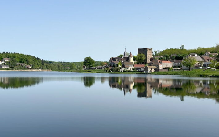 Vue du village de Saint-Sornin-du-Bois, situé en bordure de l’étang. Crédit photo : Claire Pourprix