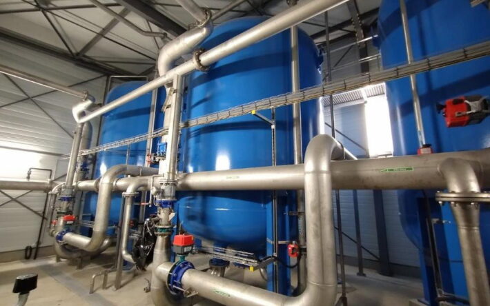 La solution de traitement par charbon actif en grain permet d’éliminer les pesticides présents dans l’eau sans utiliser de produits chimiques. Crédit photo : Communauté d’Agglomération Beaune Côte et Sud