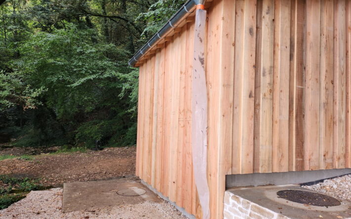 Le local est équipé d’un parement en bois et de tuiles de Bourgogne. - Le local est équipé d’un parement en bois et de tuiles de Bourgogne