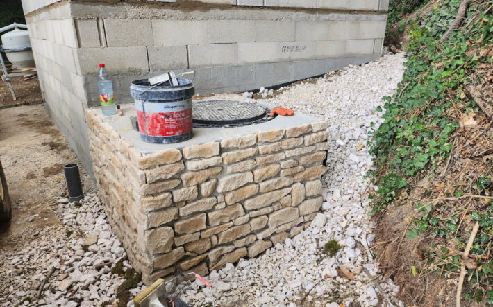Le local est habillé de pierres naturelles pour se fondre dans l’environnement. Crédit photo : Communauté de Communes Ouche et Montagne