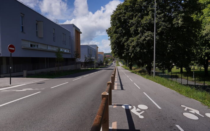 La piste cyclable jouxtant complètement la noue, des rambardes en bois ont été intégrées pour sécuriser les cyclistes. - Crédit photo : Banque des Territoires