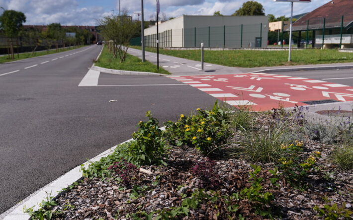 Des aménagements très novateurs pour les cyclistes avec un feu spécifique pour les vélos, une première à Belfort. - Crédit photo : Banque des Territoires
