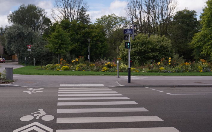 Des aménagements très novateurs pour les cyclistes avec un feu spécifique pour les vélos, une première à Belfort. - Crédit photo : Banque des Territoires
