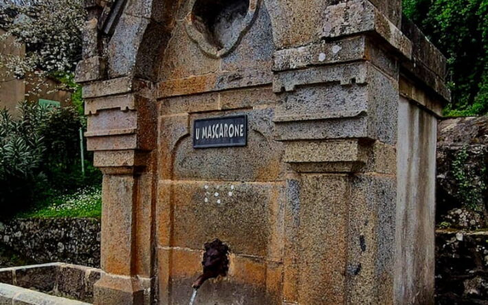 « U Mascarone », l’une des fontaines publiques de Solaro. L’eau ne manque pas dans la commune qui a pour projet d’alimenter avec son surplus le réseau de la Plaine. - Crédits photo : Banque des Territoires