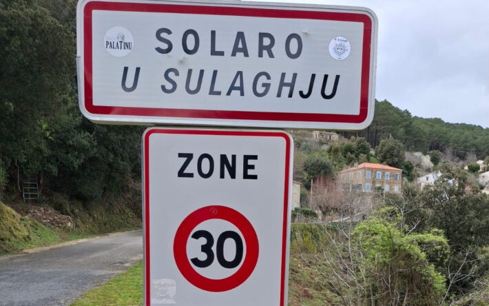 Le panneau de la commune de Solaro, l’une des portes d’entrée du Parc naturel régional de Corse. - Crédits photo : Banque des Territoires