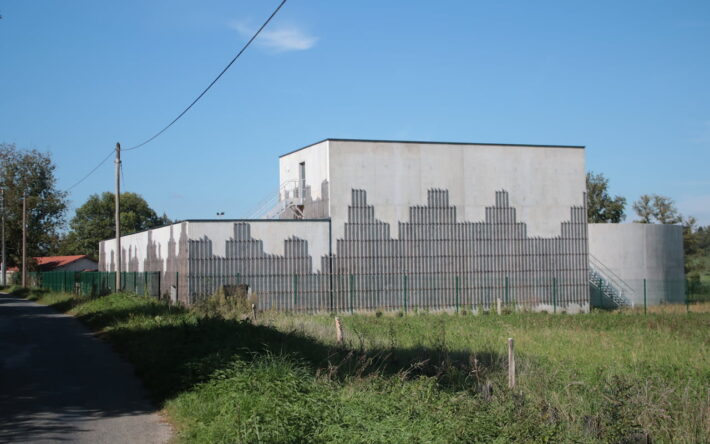 La ville de Châtillon-sur-Chalaronne a travaillé avec un cabinet d’architecte sur l’intégration paysagère de la station de traitement des eaux usées. - Crédit photo : Banque des Territoires