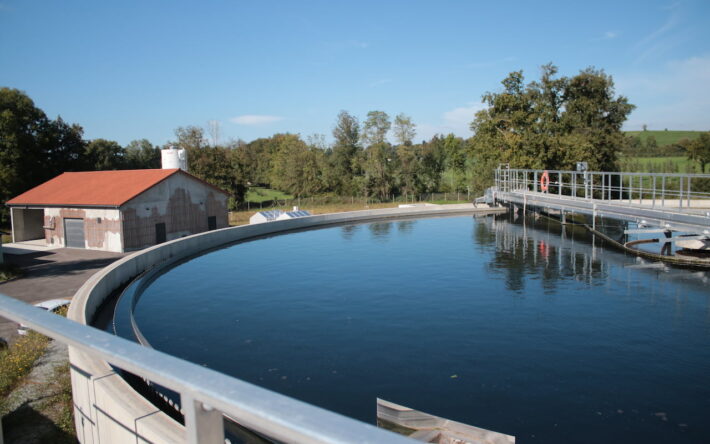 Suite au traitement par boues activées, le clarificateur permet d’obtenir une eau claire, à la surface. Au fond, les boues sont récupérées pour être asséchées, stockées et servir pour l’épandage agricole.- Crédit photo : Banque des Territoires