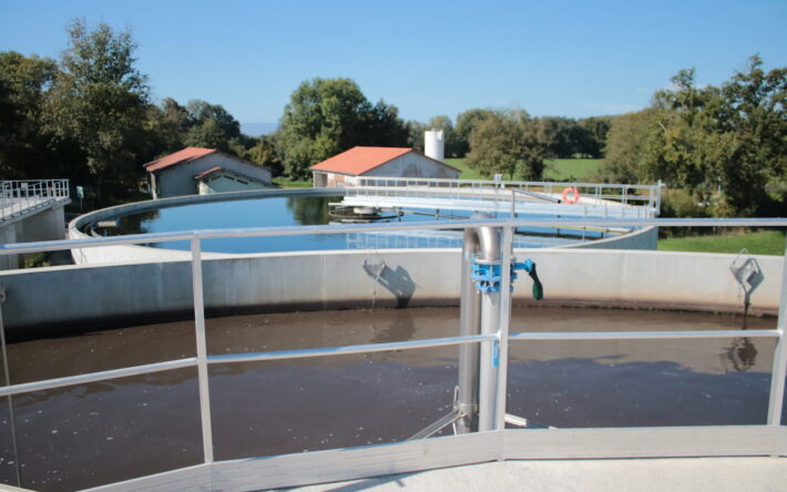 Après un prétraitement par filtres, les eaux usées passent dans le bassin de traitement par boues activées. - Crédit photo : Banque des Territoires