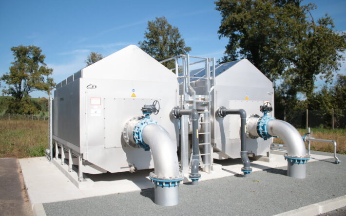 Ultime traitement des eaux usées de la station, le traitement tertiaire par filtres vise à éliminer les polluants résiduels comme les MES, l’azote, le phosphore, les matières en suspension fines, les micropolluants. Une partie de ces eaux traitées est réutilisée après filtration par lampes UV - Crédit photo : Banque des Territoires