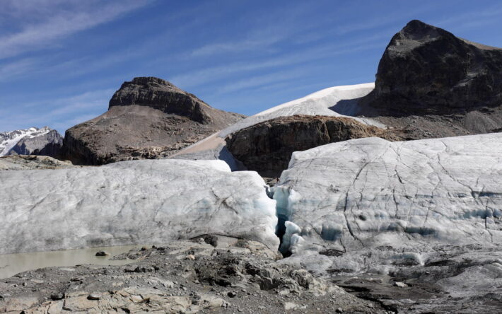 La tranchée creusée mécaniquement puis par incision de l’eau, après la vidange du lac. - Crédit photo : IRMA/S.Gominet