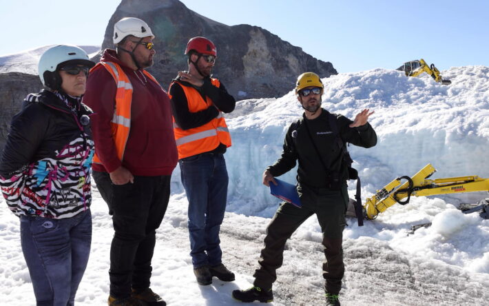 Martine Blanc, maire de Pralognan-la-Vanoise (maitre d’ouvrage), avec les représentants des entreprises PMM (coordinateur SPS), AMTP (travaux) et de l’ONF-RTM (maitre d’œuvre) lors d’une visite de chantier. - Crédit photo : IRMA/S. Gominet