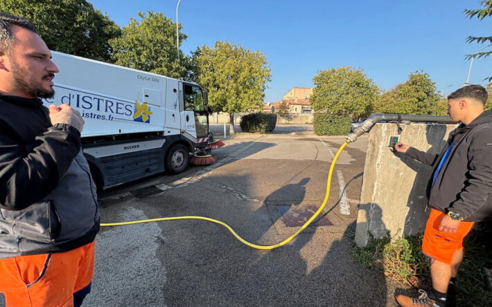 Les agents du cadre de vie branchent la balayeuse sur le nouveau point de distribution d’eau issue du stade nautique. - Crédit photo : Patrick Merle/Ville d’Istres