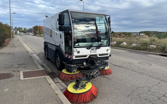 Balayeuse de la Ville d’Istres alimentée par l’eau recyclée du stade nautique : un usage quotidien qui illustre la sobriété hydrique mise en œuvre sur le territoire. - Crédit photo : Patrick Merle/Ville d’Istres