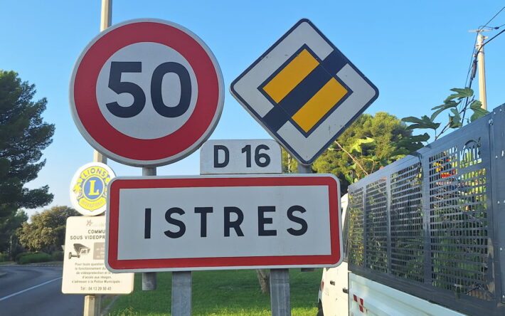 Panneau d'entrée de ville d'Istres - Crédit photo : Banque des Territoires