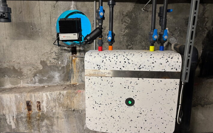 Unité technique du système Onsen installée en sous-sol : elle régule et contrôle la qualité de l’eau avant sa réutilisation pour les besoins municipaux - Crédit photo : Patrick Merle/Ville d’Istres