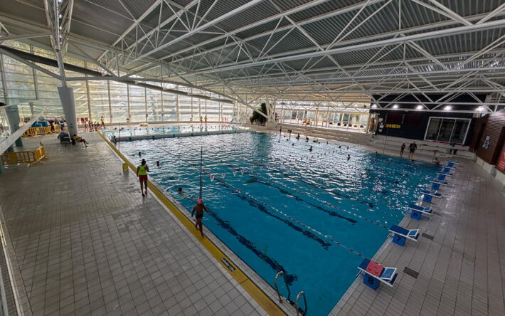 Vue du grand bassin intérieur du stade nautique d’Istres, dont l’eau renouvelée alimente désormais les usages municipaux. - Crédit photo : Patrick Merle/Ville d’Istres