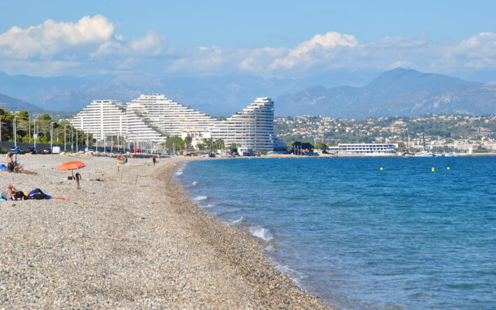 Le complexe d’habitation Marina Baie des Anges, situé sur la commune de Villeneuve Loubet faisant partie de la CASA, va être sujet à la tarification saisonnière, un dispositif voulu par le Maire dans une optique d’économie de la ressource face à sécheresse, et piloté par l’intercommunalité - Crédit photo : Banque des Territoires