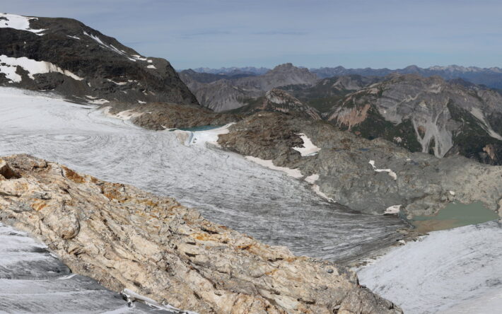 Vue lointaine du lac et du chantier, avant la mise en eau du chenal. - Crédit photo : IRMA/ S. Gominet