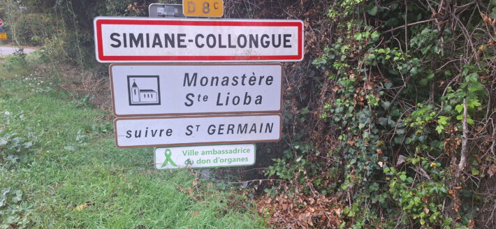 Panneau d'entrée de ville de Simiane-Collongue - Crédit photo : Banque des Territoires